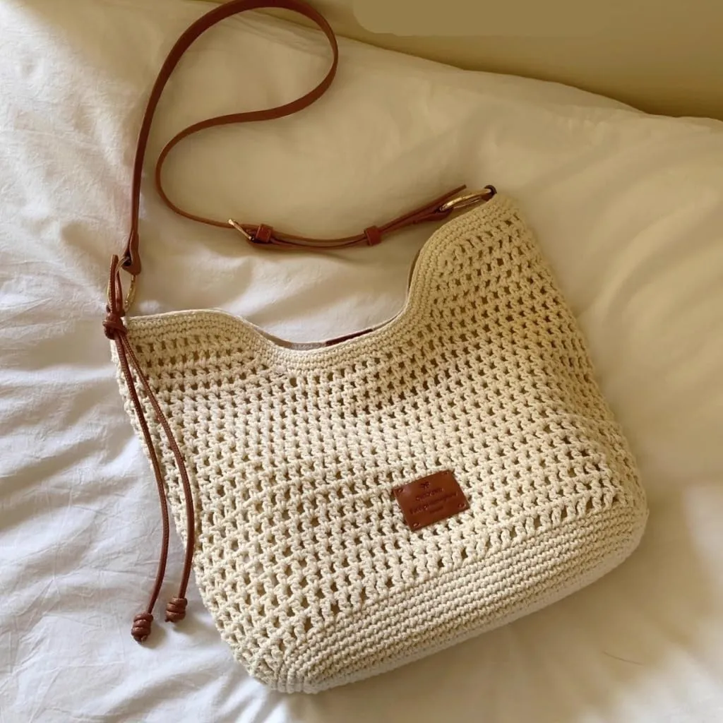 Large capacity Bag Simple and Stylish Straw Half - moon Handbag: Deduce an Elegant Style for Outings Ladies shoulder Bag