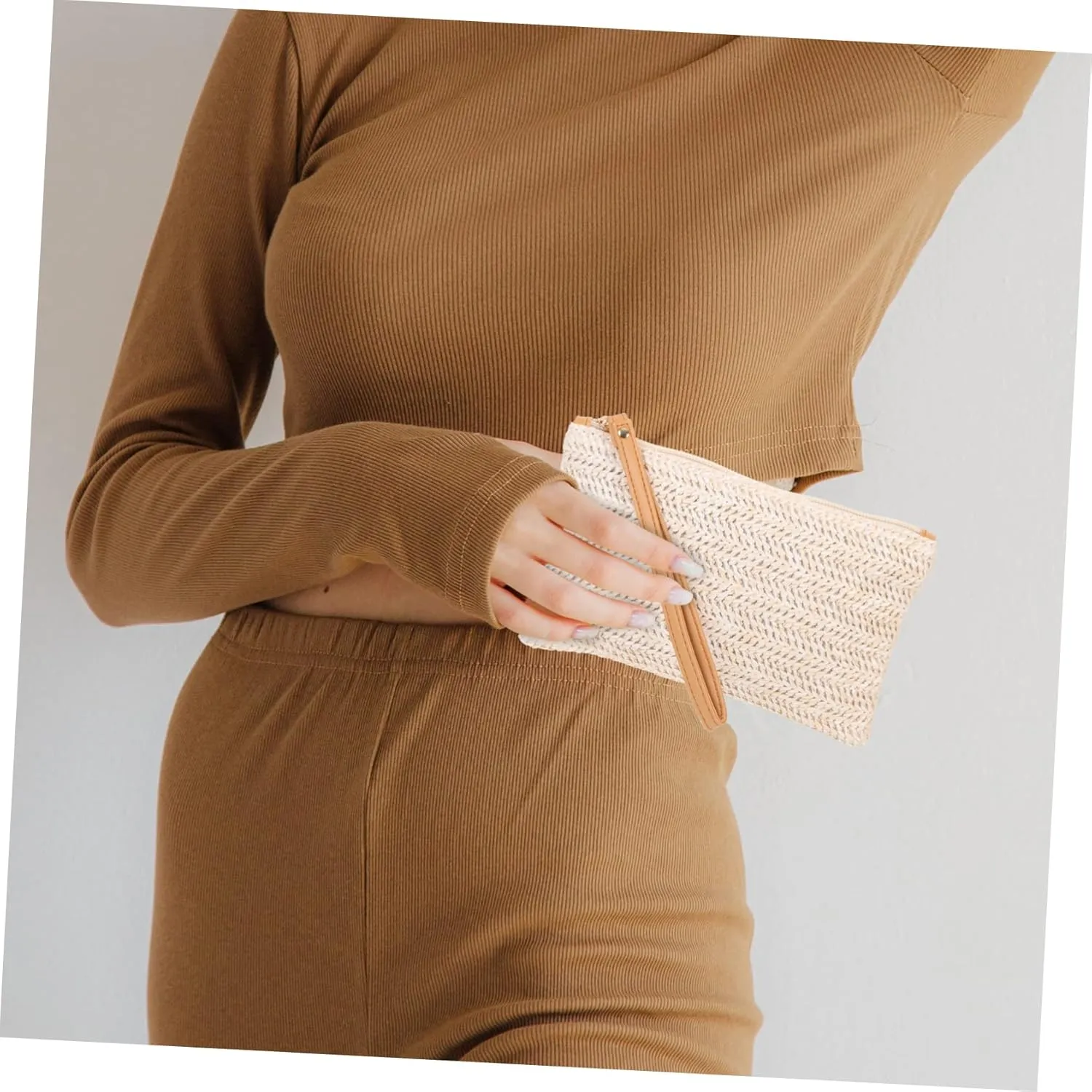 Large Capacity Straw Hand Woven Coin Purse for Women Stylish Change Bag with Card Slots for Cute Small Coin Purse for Everyday Use