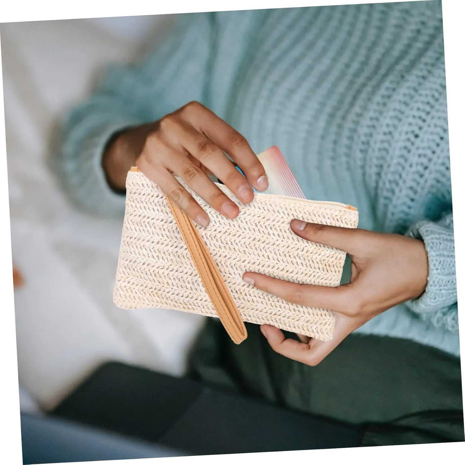 Large Capacity Straw Hand Woven Coin Purse for Women Stylish Change Bag with Card Slots for Cute Small Coin Purse for Everyday Use