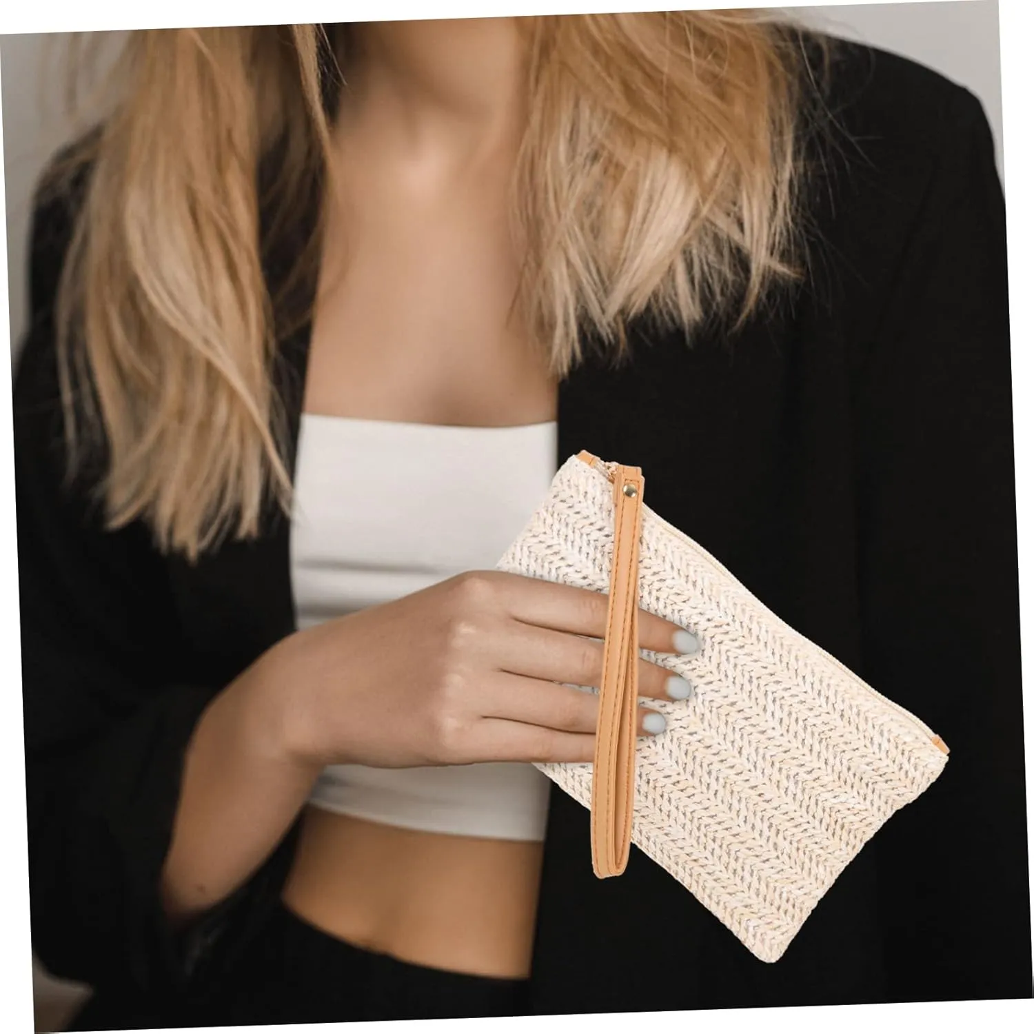 Large Capacity Straw Hand Woven Coin Purse for Women Stylish Change Bag with Card Slots for Cute Small Coin Purse for Everyday Use