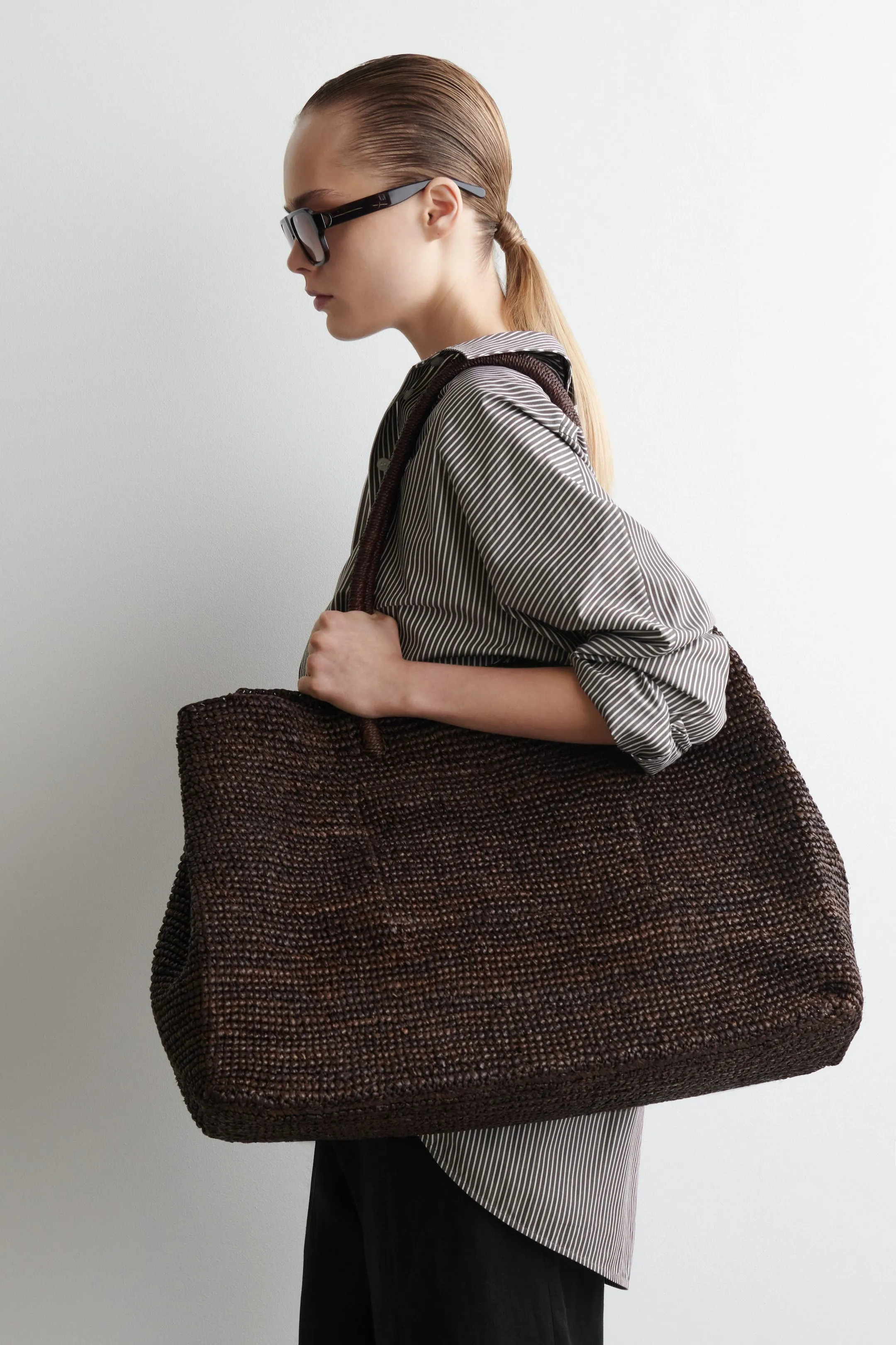 Woven tote bag - raffia